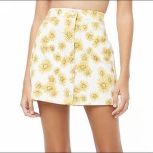 Trendy Forever 21 sunflower skirt in size small.